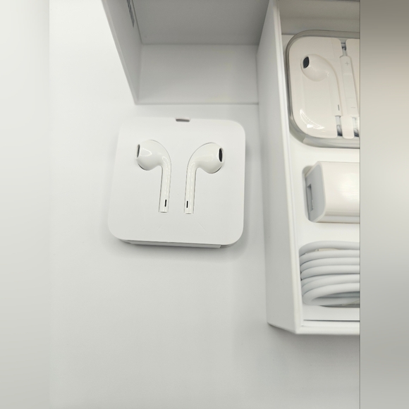 Apple iPhone 6s 32 GB Empty Box, With A Charger A Cable & Headphones NO Phone - Picture 5 of 8